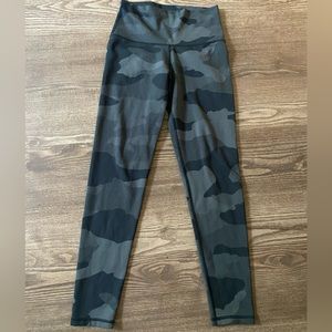 Black camo aerie leggings